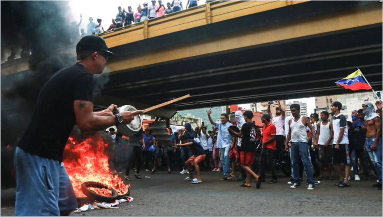 Manifestantes protestan contra los resultados electorales anunciados por el CNE venezolano en Puerto La Cruz, en el oriente del país, el 29 de julio de 2024.