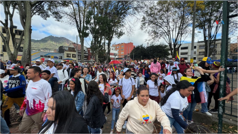 Venezolanos que residen en Colombia se agruparon en el parque distrital Alfonso López, de Bogotá, el 28 de julio, día que se llevaron acabo las elecciones en su país. [Foto: Karen Sánchez, VOA]