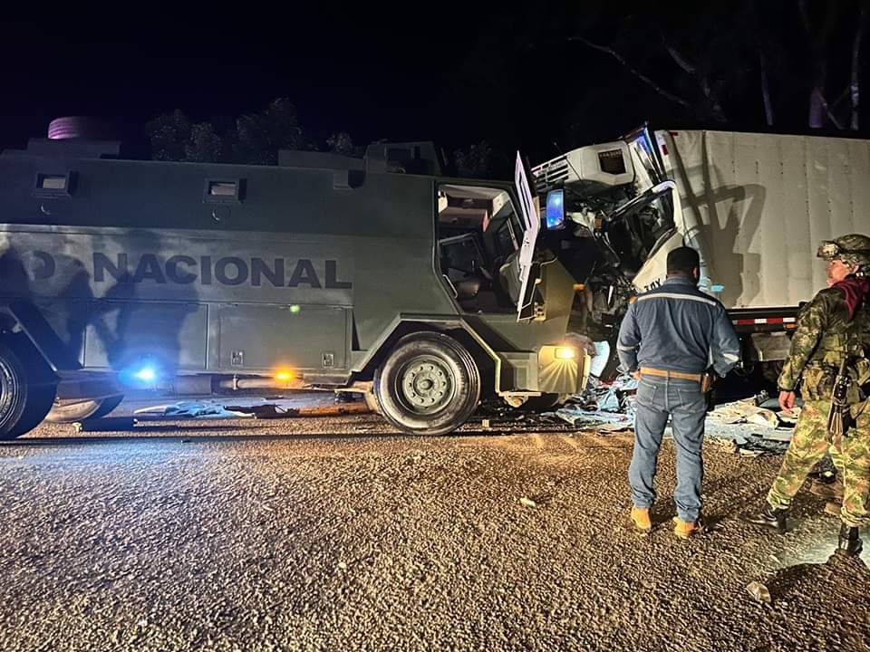 Carrotanque militar accidentado con camión