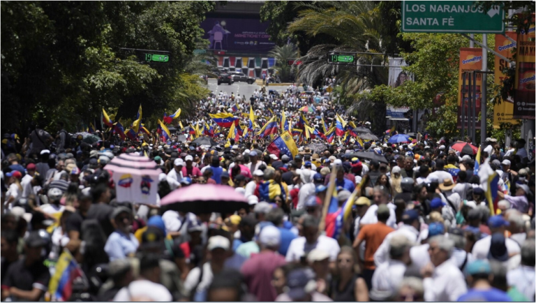 Partidarios se reúnen para manifestarse con la líder opositora María Corina Machado, en Caracas, Venezuela, el 3 de agosto de 2024.