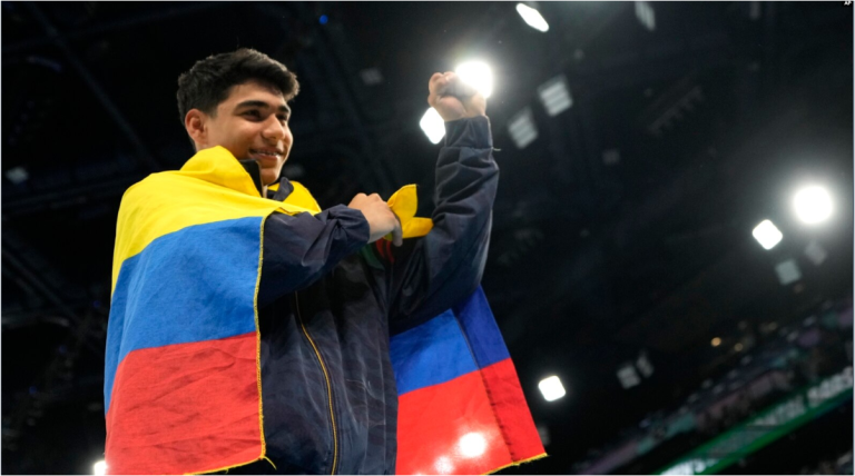 El colombiano Ángel Barajas celebra tras ganar la medalla de plata en la barra fija de los Juegos Olímpicos de París, el lunes 5 de agosto de 2024.