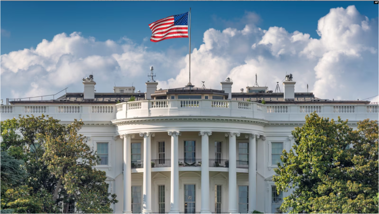 Vista de la fachada principal de la sede del gobierno estadounidense, la Casa Blanca, en Washington, divulgada este 6 de agosto de 2024.aptura de pantalla 2024-08-06 174802