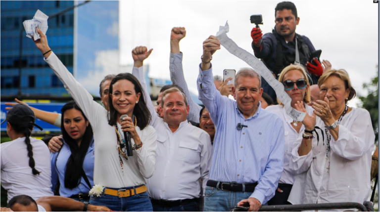 El candidato presidencial Edmundo González Urrutia, junto a su familia y dirigentes opositores, en una movilización tras las elecciones presidenciales.