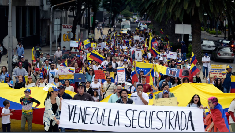 Miembros de la comunidad venezolana en México protestan contra el resultado anunciado de las elecciones presidenciales venezolanas frente al Monumento a la Revolución en la Ciudad de México el 10 de agosto de 2024.