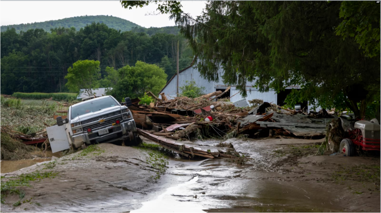 Los escombros en una propiedad agrícola son destruidos en Canisteo, Nueva York, el 9 de agosto de 2024, después de que los restos de la tormenta tropical Debby arrasaran el área.