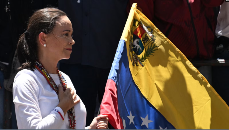 La líder de la oposición venezolana María Corina Machado sostiene una bandera nacional venezolana durante una manifestación para protestar por los resultados de las elecciones presidenciales, en Caracas el 3 de agosto de 2024.