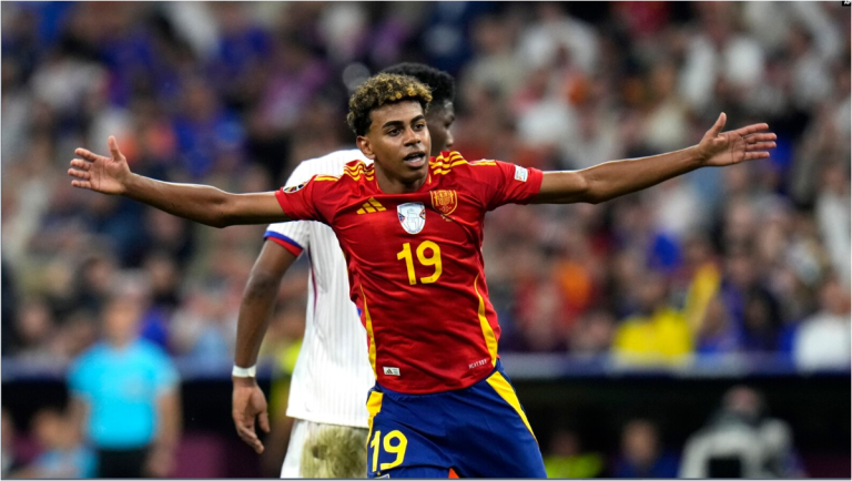 CARCHIVO - El español Lamine Yamal reacciona durante la semifinal entre España y Francia en la Euro 2024, en Múnich, Alemania, el 9 de julio de 2024.