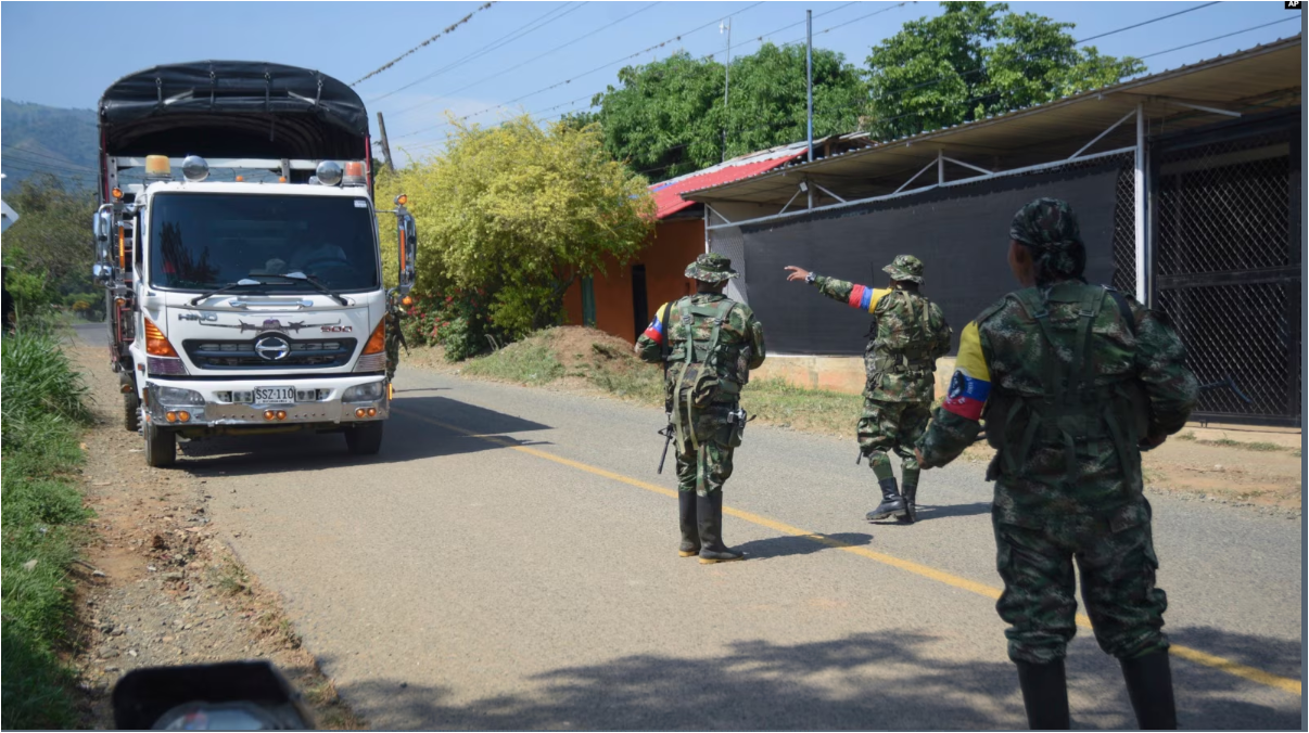 ARCHIVO - Guerrilleros de las FARC-EMC detienen un camión mientras hacen cumplir un bloqueo vial en Corinto, Colombia, el viernes 12 de abril de 2024, un día después de que un coche bomba explotara en la cercana ciudad de Miranda.