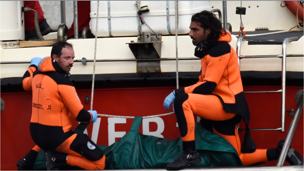 Buzos del departamento de bomberos italiano suben a bordo una bolsa verde con el cuerpo de una de las víctimas del yate Bayesian, de bandera británica, el miércoles 21 de agosto de 2024.