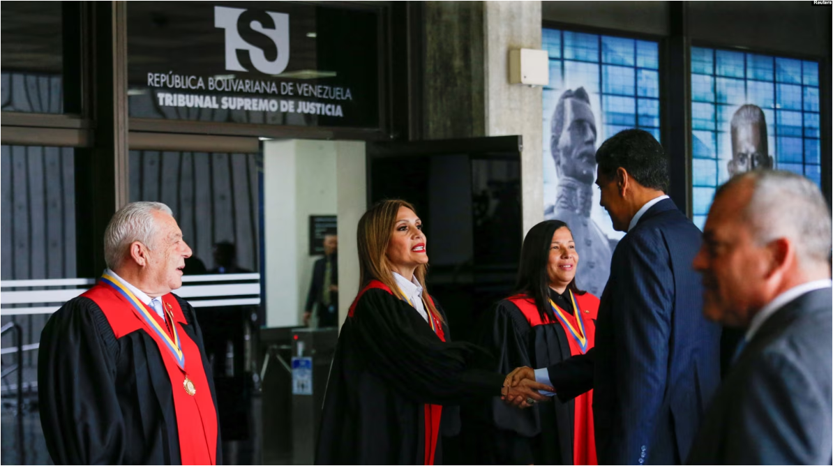 ARCHIVO - El Presidente de Venezuela, Nicolás Maduro, le da la mano a la Presidenta de la Corte Suprema de Justicia, Caryslia Rodríguez, en la Corte Suprema de Justicia, en Caracas, Venezuela, el 31 de julio de 2024.