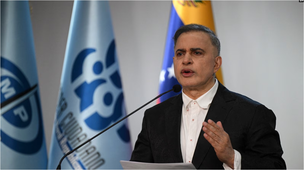 El fiscal general de Venezuela, Tarek William Saab, habla durante una conferencia de prensa tras la certificación por parte de la Corte Suprema de la reelección del presidente Nicolás Maduro en la sede del Ministerio Público en Caracas el 23 de agosto de 2024.