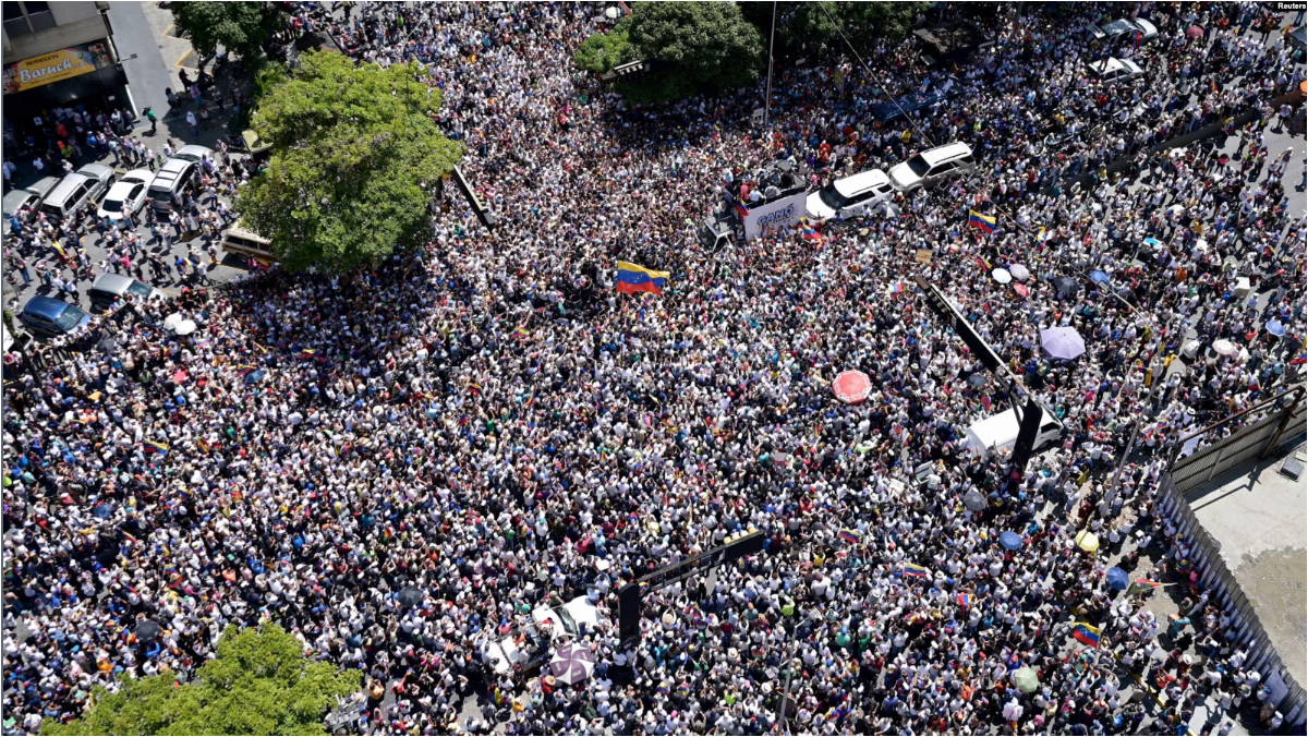 ARCHIVO - La líder opositora venezolana, María Corina Machado, encabezó una marcha en medio de las disputadas elecciones presidenciales, en Caracas, Venezuela, el 17 de agosto de 2024.