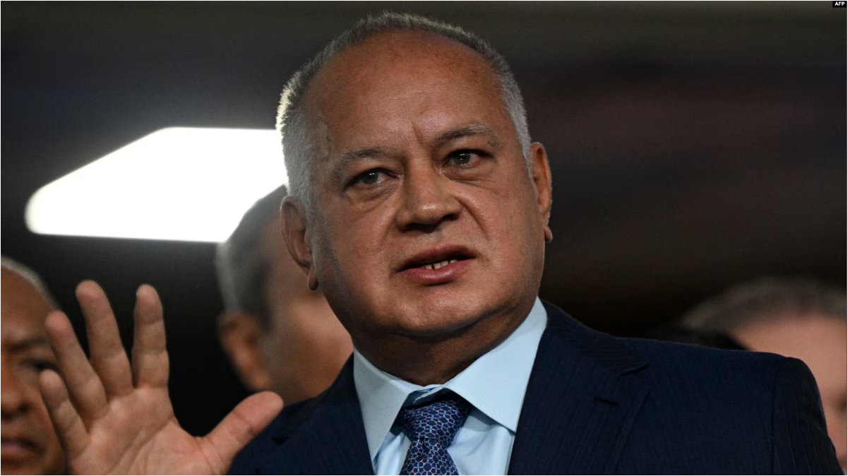 El diputado venezolano Diosdado Cabello hace un gesto al salir del Tribunal Supremo de Justicia (TSJ) en Caracas el 9 de agosto de 2024.