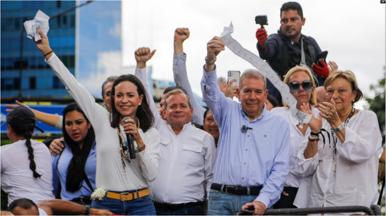 ARCHIVO - La líder opositora María Corina Machado y el candidato Edmundo González sostienen hojas de recuento de votos durante una protesta contra los resultados oficiales de las elecciones que declaran ganador al presidente Nicolás Maduro, el 30 de julio de 2024.