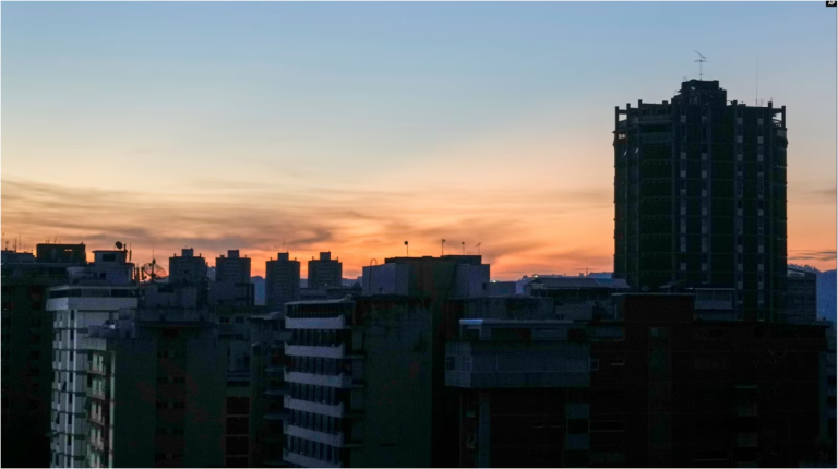 Edificios permanecen a oscuras durante un corte de energía en Caracas, Venezuela, al amanecer del viernes 30 de agosto de 2024.