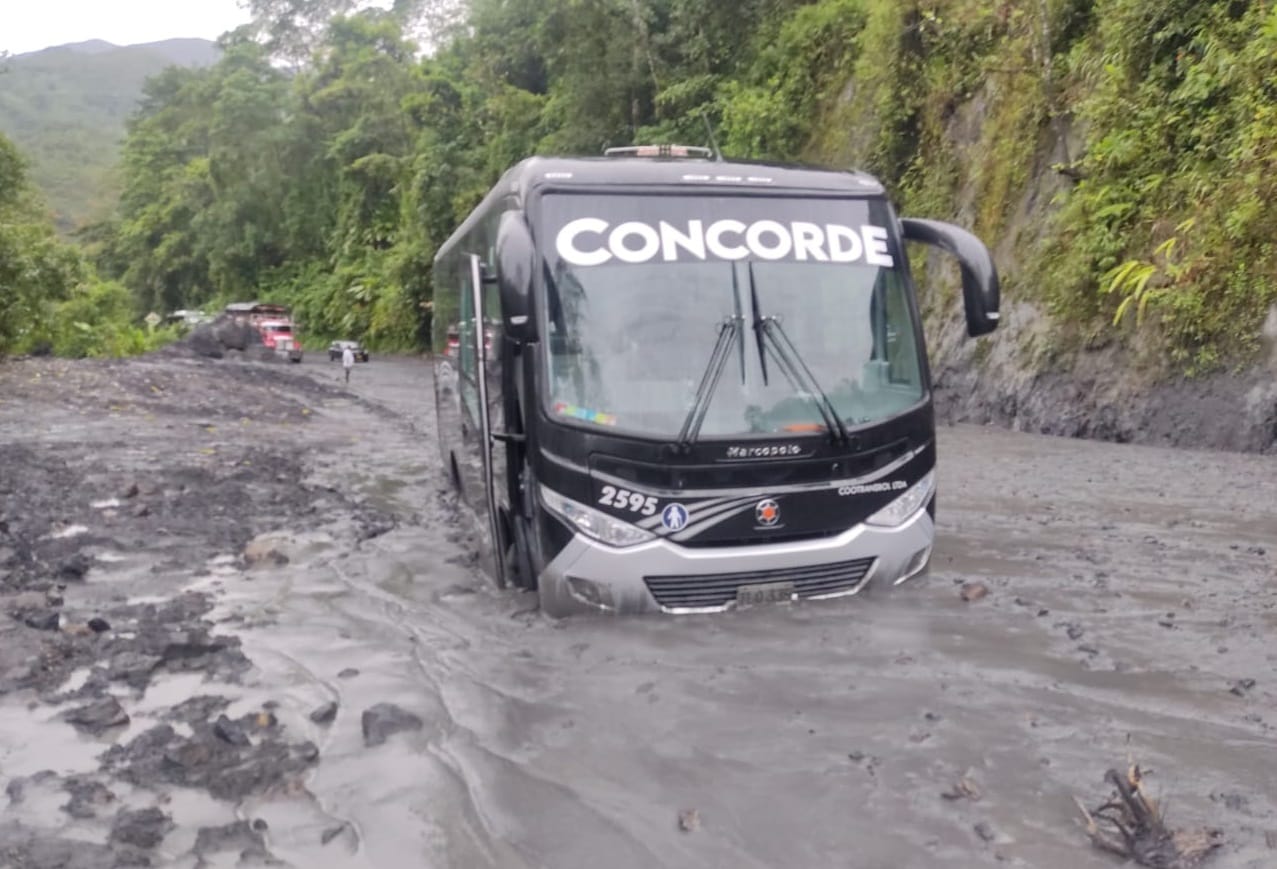 Bus Concorde atascado en Pajarito