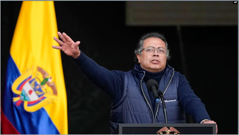 El presidente de Colombia, Gustavo Petro, pronuncia un discurso después de promulgar una reforma del sistema de pensiones, cumpliendo una promesa de campaña, el martes 16 de julio de 2024. (Foto AP/Fernando Vergara, Archivo)