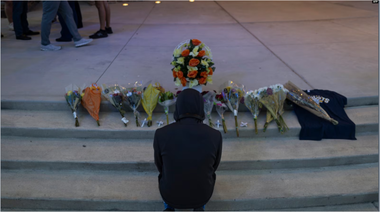 Una persona reza durante una vigilia por las víctimas del tiroteo en la escuela secundaria Apalachee en Jug Tavern Park en Winder, Georgia, el 4 de septiembre de 2024.