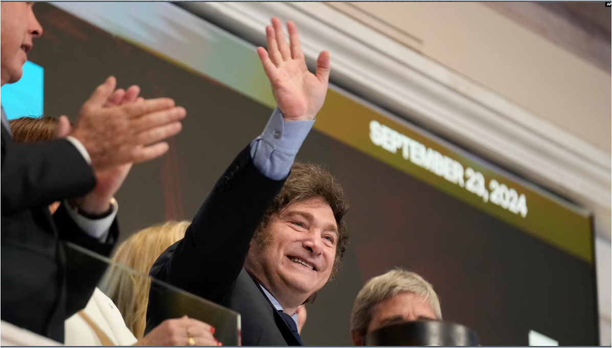 El presidente de Argentina, Javier Milei, saluda durante el toque de campana de apertura en la Bolsa de Valores de Nueva York en Nueva York, el 23 de septiembre de 2024. (Foto AP/Seth Wenig)