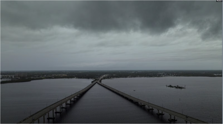 Una vista de un dron muestra nubes de tormenta sobre el río Caloosahatchee mientras el huracán Milton se acerca a Fort Myers, Florida, EEUU, el 8 de octubre de 2024.