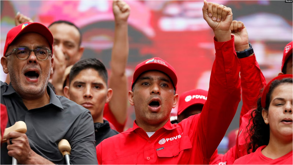 ARCHIVO - El exministro petrolero venezolano Pedro Tellechea, en el centro, participa en un mitin junto al presidente del parlamento y dirigente del chavismo, Jorge Rodríguez, a su izquierda, en Caracas, el 25 de marzo de 2023.