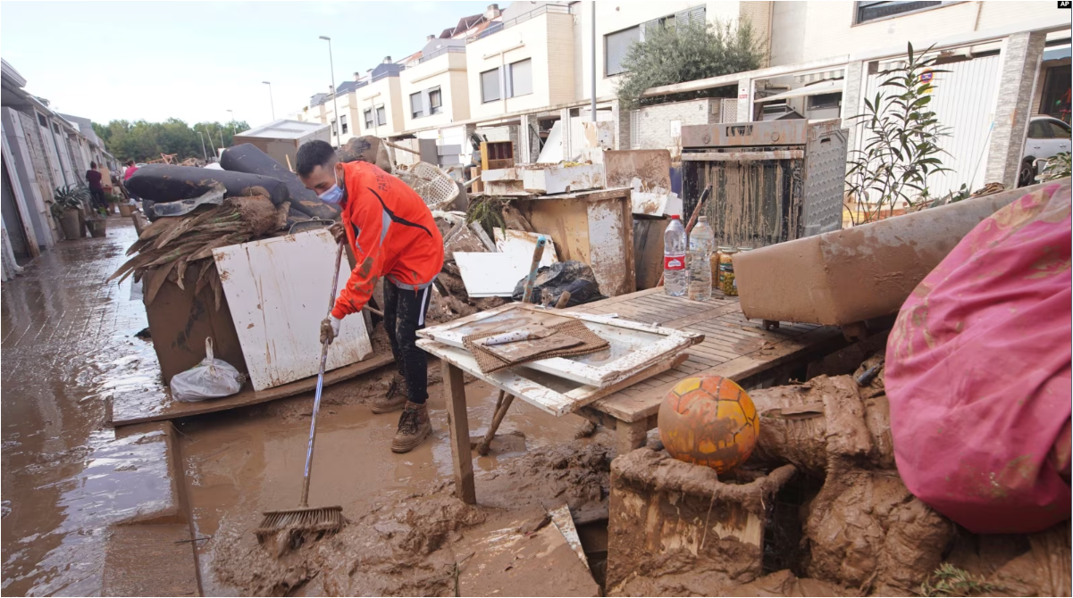 Un hombre barre el barro durante la operación de limpieza después de las inundaciones en Massanassa, en las afueras de Valencia, España, el sábadoUn hombre barre el barro durante la operación de limpieza después de las inundaciones en Massanassa, en las afueras de Valencia, España, el sábado 2 de noviembre de 2024.