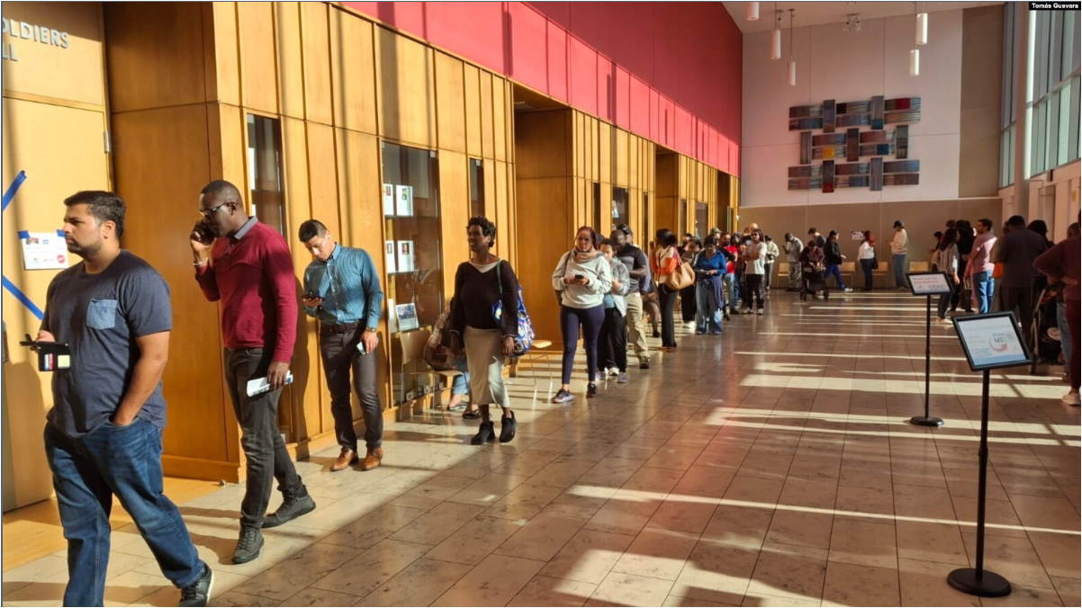 Largas filas en centros de votación en Silver Spring, Maryland. Algunos ciudadanos aseguran haber esperado casi dos horas para votar. [Fotografía Tomás Guevara / VOA]