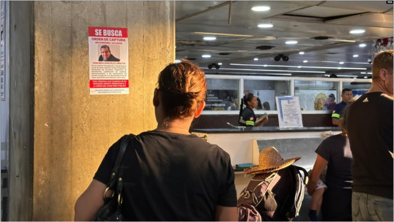 Carteles con la foto del líder opositor venezolano Edmundo González y la frase “Se busca” pueden verse en paredes y pantallas del Aeropuerto Internacional Simón Bolívar, el 3 de enero de 2025.