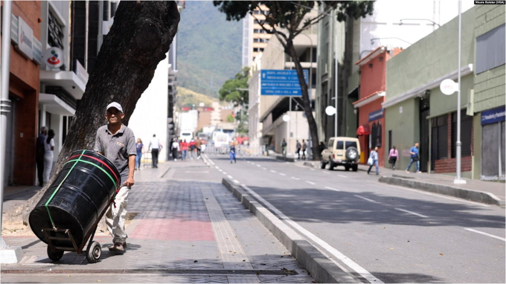 El tráfico vehicular permanece cortado el lunes 6 de enero de 2025 en las cercanías del Parlamento en Caracas, donde tendrá lugar la jura presidencial, este viernes.