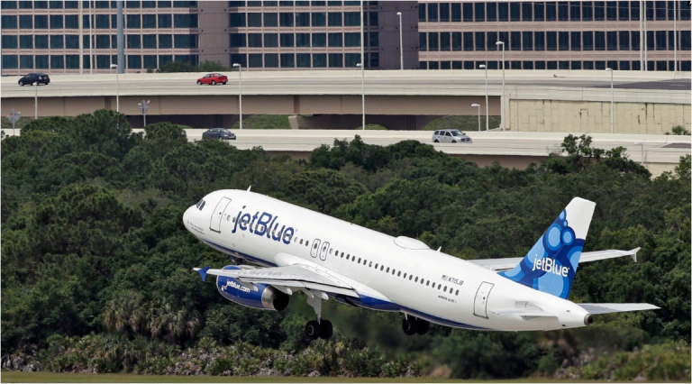 ARCHIVO – Un Airbus A320-232 de JetBlue Airways despega del Aeropuerto Internacional de Tampa, en Tampa, Florida, el 15 de mayo de 2014