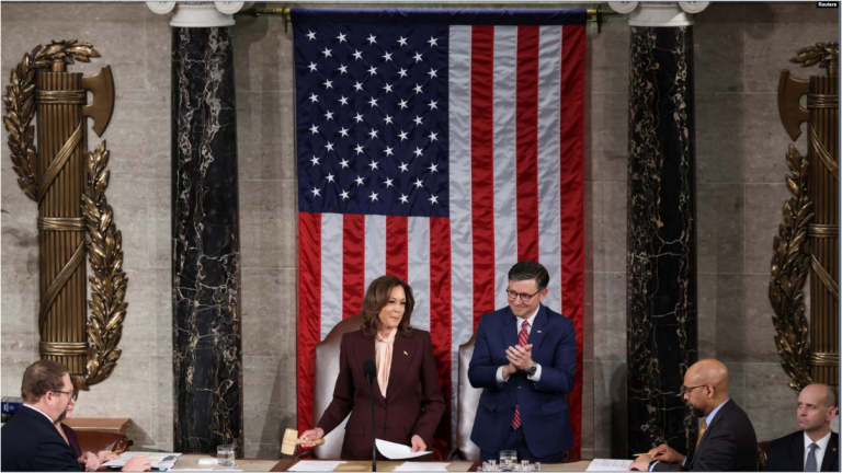 La vicepresidenta de EEUU, Kamala Harris, sostiene el mazo junto al presidente de la Cámara de Representantes, Mike Johnson (Republicano por Louisiana durante una sesión del Congreso para certificar la elección de Donald Trump, en el Capitolio de EEUU el 6 de enero de 2025.