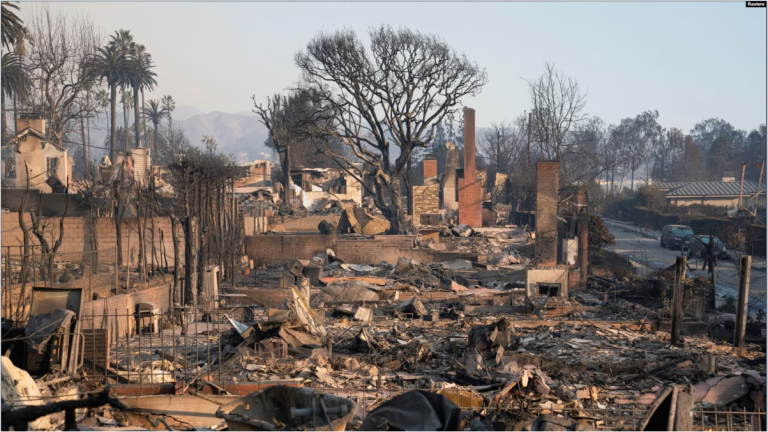 Casas quemadas el jueves 9 de enero de 2025, en la sección Pacific Palisades de Los Ángeles.