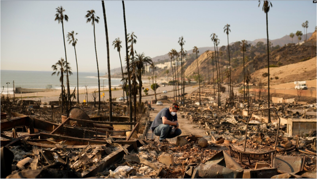 Kevin Marshall revisa la propiedad de su madre, devastada por el fuego en el barrio de Pacific Palisades en Los Ángeles, el sábado 11 de enero de 2025.