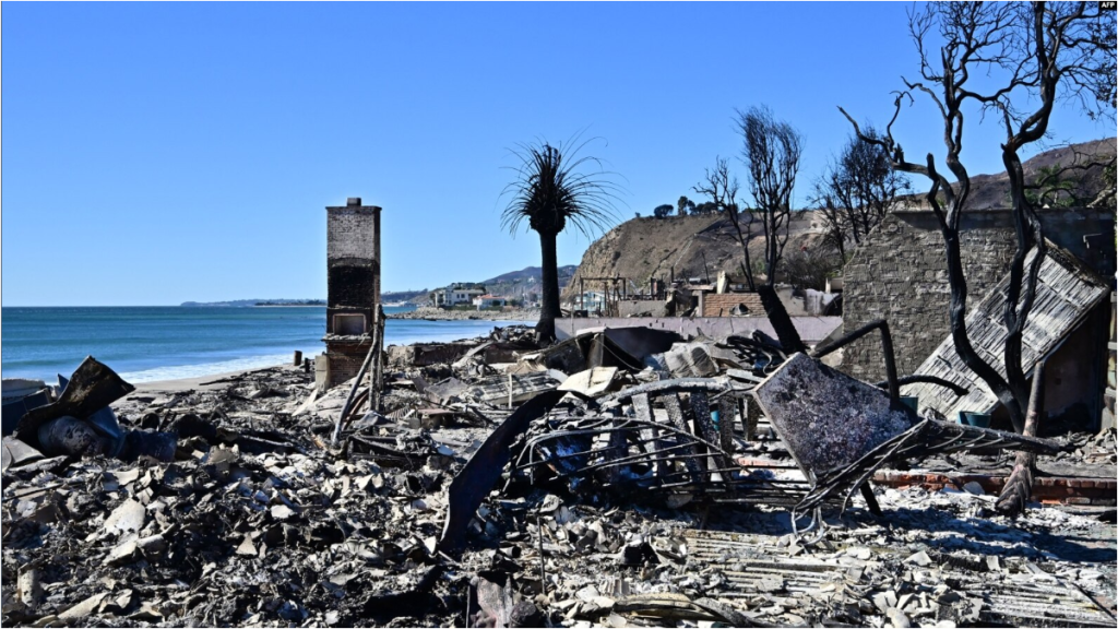 Se ve una propiedad frente a la playa destruida por el incendio de Palisades a lo largo de la Pacific Coast Highway en Malibú, California, el 12 de enero de 2025.