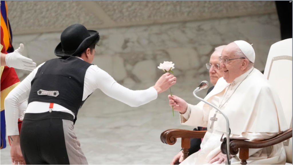 El Papa Francisco disfruta de una broma de un artista de circo durante la audiencia general semanal en el Vaticano, el 15 de enero de 2025