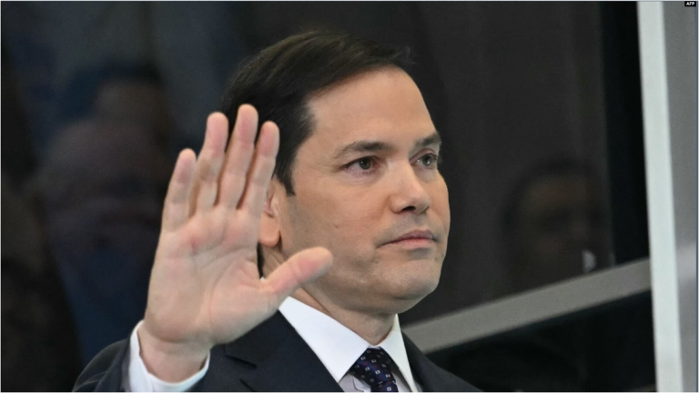 El Secretario de Estado de Estados Unidos, Marco Rubio, saluda a los empleados a su llegada al Departamento de Estado en Washington, DC, el 21 de enero de 2025.