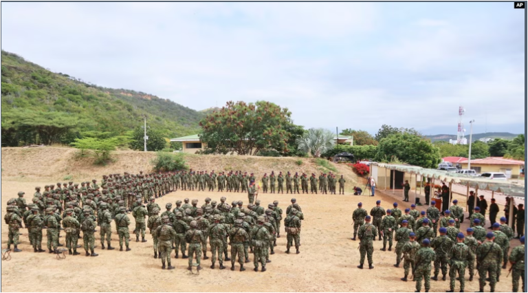 Las tropas se alinean al sur de la región del Catatumbo, donde los remanentes de las antiguas Fuerzas Armadas Revolucionarias de Colombia (FARC) se retiraron después de ser expulsados ​​por los rebeldes del Ejército de Liberación Nacional (ELN), el sábado 25 de enero de 2025.