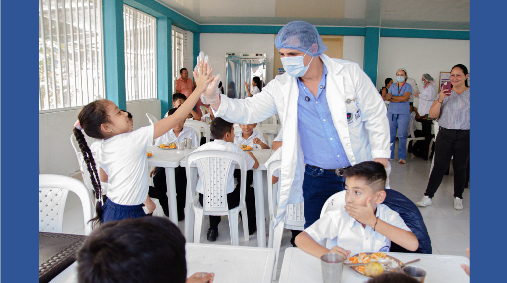 Zorro choca las cinco, con estudiantes