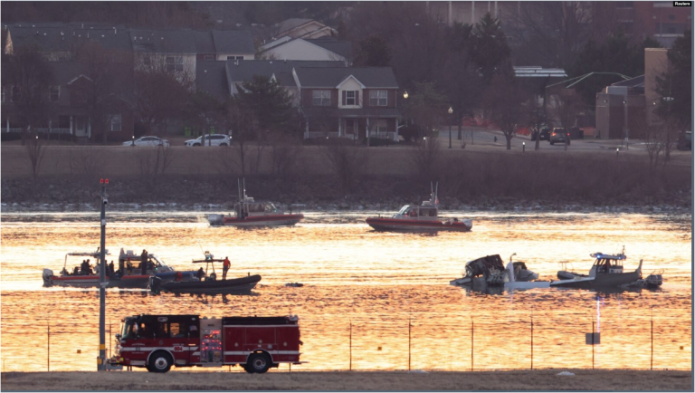 Personal de emergencia trabaja en el lugar del accidente después de que un helicóptero Black Hawk y un vuelo 5342 de American Eagle chocaron y se estrellaron en el río Potomac, en Washington, el 30 de enero de 2025.