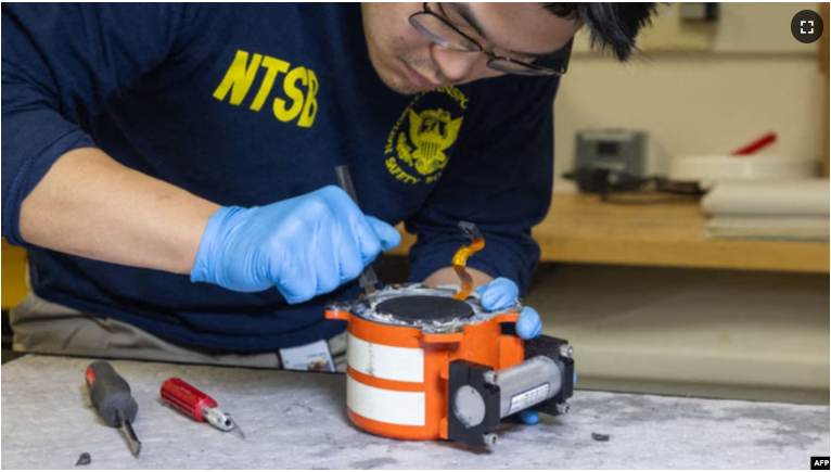 Un investigador de la NTSB inspecciona una de la cajas negras del vuelo de American Airlines que chocó con un helicóptero militar en Washington DC. Foto captada el 31 de enero de 2025.