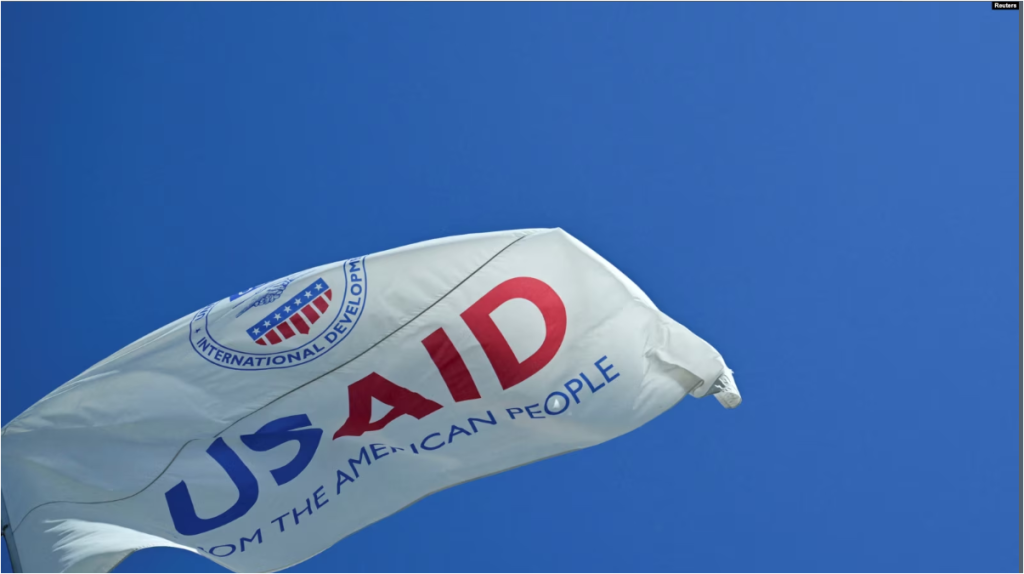 La bandera de USAID ondea fuera del edificio de USAID en Washington DC, EEUU, 1 de febrero de 2025.