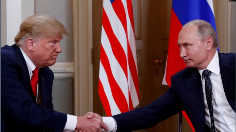 ARCHIVO - El presidente estadounidense Donald Trump y el presidente ruso Vladimir Putin se dan la mano mientras se reúnen en Helsinki, Finlandia, el 16 de julio de 2018.