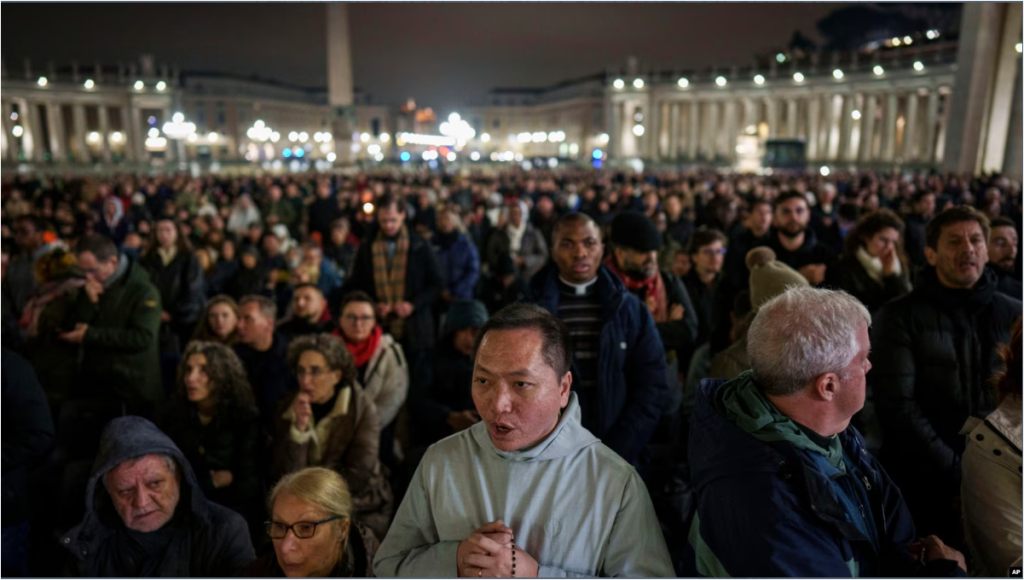 Fieles rezan el rosario nocturno en la Plaza de San Pedro del Vaticano por la recuperación del Papa Francisco, el 24 de febrero de 2025