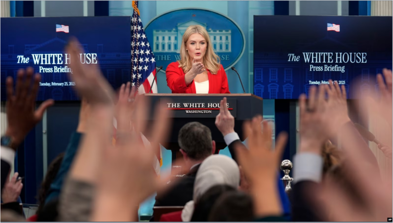 La secretaria de prensa de la Casa Blanca, Karoline Leavitt, habla durante una conferencia de prensa en la Sala de Prensa James Brady de la Casa Blanca, el martes 25 de febrero de 2025, en Washington.