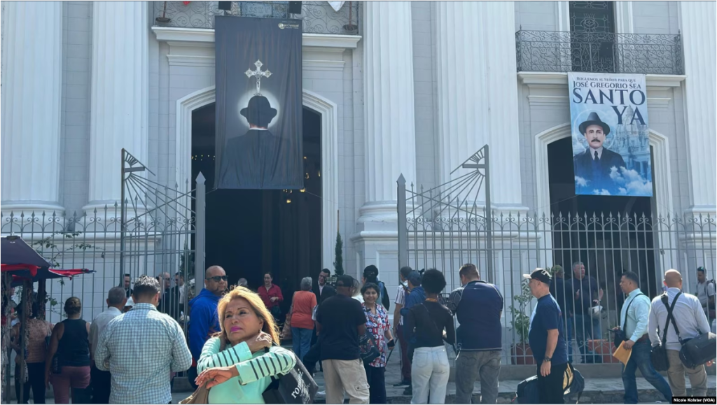 Venezolanos se concentran en las inmediaciones de la iglesia en la que reposan los restos del beato venezolano, José Gregorio Hernández, luego de que el papa Francisco aprobó su canonización, el 25 de febrero de 2025.