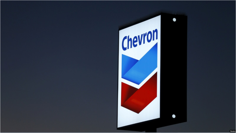 Cartel de una gasolinera Chevron en Cardiff, California. REUTERS/Mike Blake/Foto de archivo