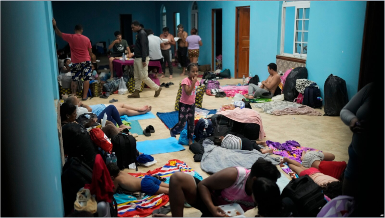 ARCHIVO - Migrantes pasan la noche en un refugio en Palenque, Panamá, el 26 de diciembre de 2024.