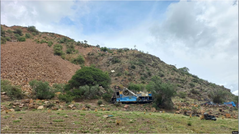 Un autobús averiado yace en el suelo tras un choque mortal, en el que se desplomó por un precipicio, en Yocalla, Bolivia, el 17 de febrero de 2025. Comando Departamental de Potosí/Folleto vía REUTERS.