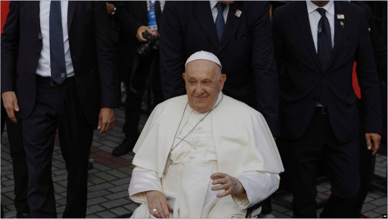 El Papa Francisco llega a la Catedral de Nuestra Señora de la Asunción en Yakarta, Indonesia, el miércoles 4 de septiembre de 2024.