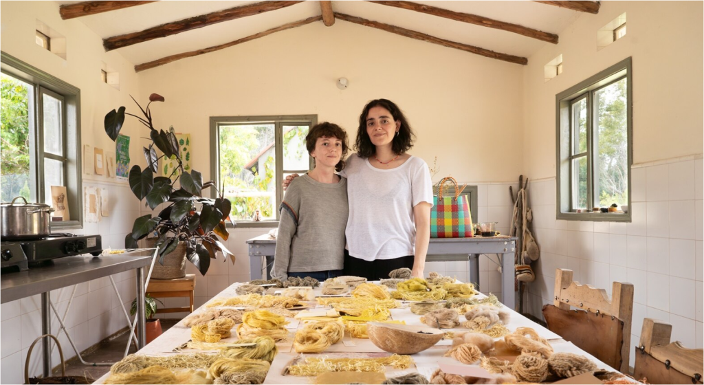 Mónica Suárez y Daniela Rubio, dos colombianas que crearon el proyecto ‘Tinta Dulce’. [Foto: Liliana Merizalde]